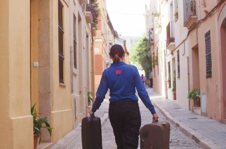 Viajar sin equipaje: La solución de MRW para un verano sin preocupaciones
