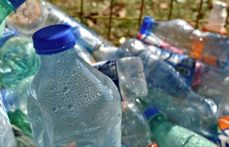 Estudio revela la presencia de contaminantes en plásticos reciclados