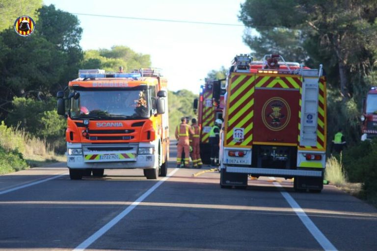 Los Bomberos de Valencia despliegan un equipo de buceo para encontrar al menor desaparecido en el río Júcar