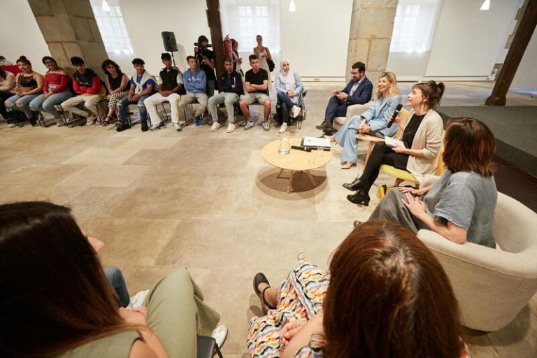 Yolanda Díaz se junta con jóvenes migrantes en Navarra