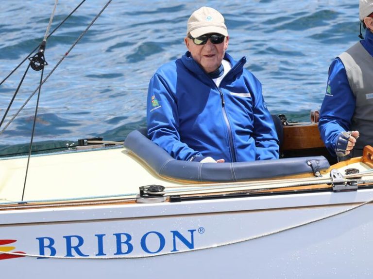 El Rey Juan Carlos viaja en el 'Bribón' tras su llegada a España