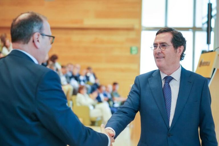 Garamendi reclama seguridad jurídica y estabilidad regulatoria