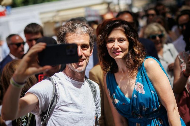 Ayuso, Inés Sastre, Rozalén y Marta Robles  en las 30 voces de mujeres recogidas en un audiolibro