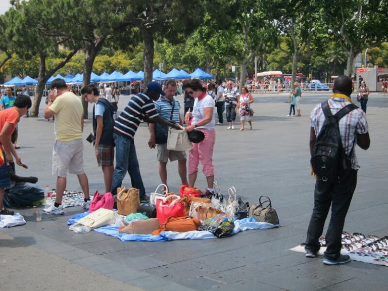 La compra de productos falsificados, a debate en el Congreso en busca de penalizarlo por ley