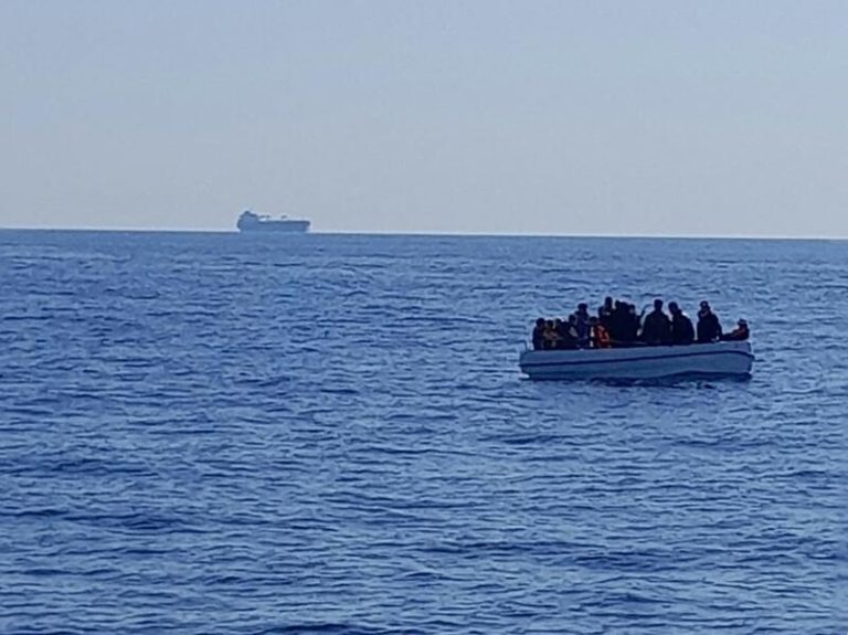 Rescate en el Mar: El viaje de migrantes en embarcaciones precarias de Almería