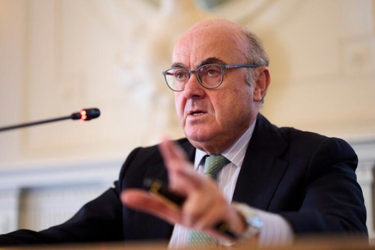 Guindos prevé que los bancos empiecen a competir por depósitos ante el fin de liquidez