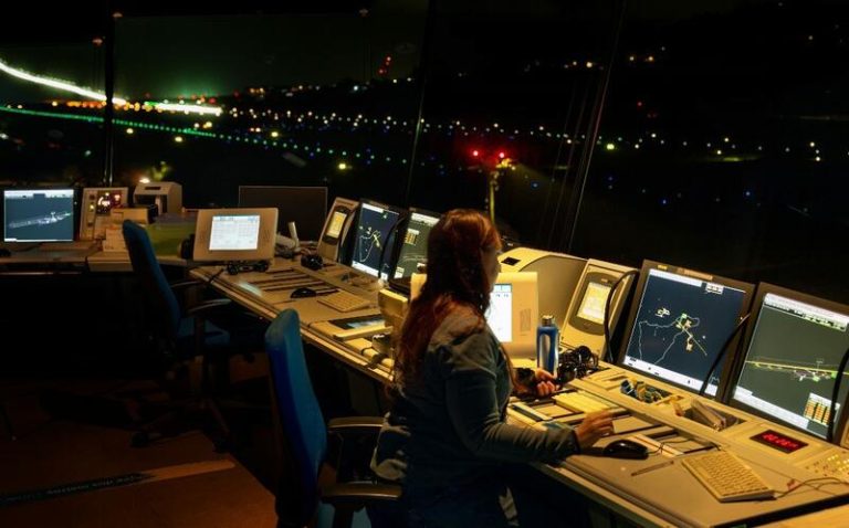 Enaire licita el servicio de telecomunicaciones para el control del tráfico aéreo