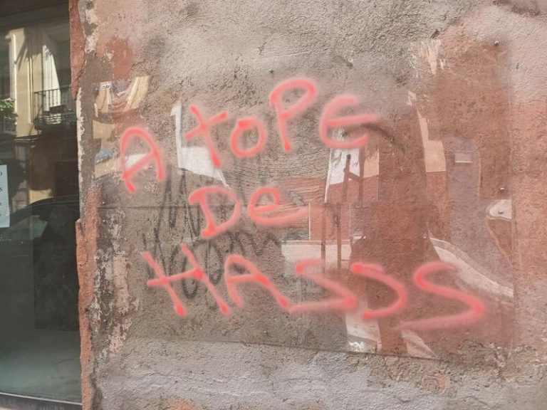 Vandalizan el vinilo instalado para proteger la firma de Muelle en Madrid