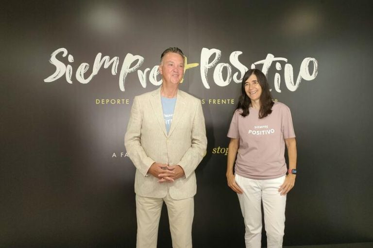 Van Gaal y el CNIO lanzan la campaña 'Siempre+Positivo' para recaudar fondos contra el cáncer