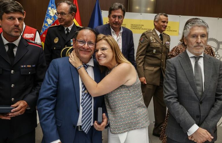 Los bomberos del incendio de Campanar reciben medallas de Protección Civil