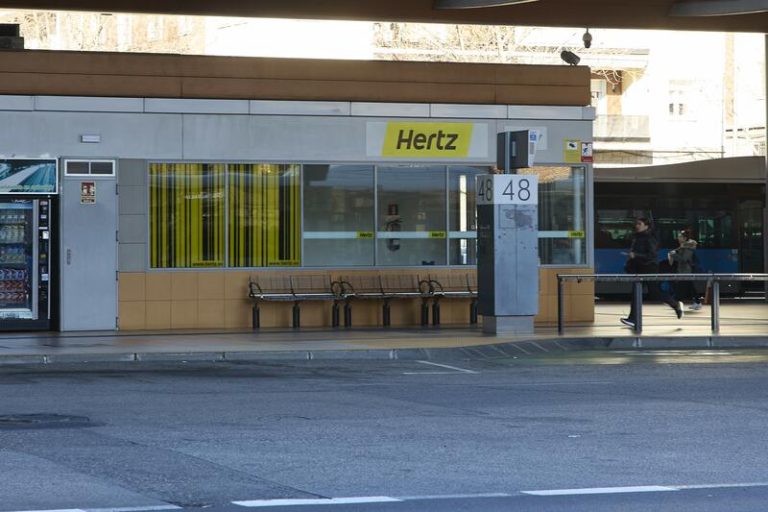 Hertz emite casi 700 millones de euros en bonos tras fracasar en los eléctricos