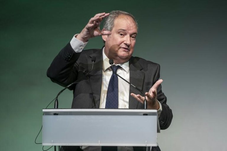 El ministro Hereu defiende ordenar la oferta de pisos turísticos