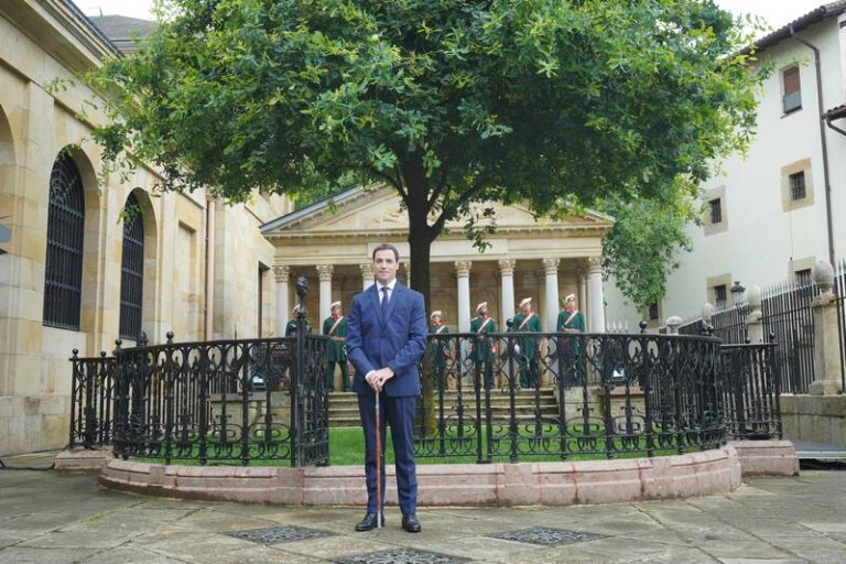 Pradales asume su cargo como 6° Lehendakari tras jurar ante el Árbol de Gernika
