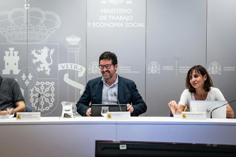 Trabajo da un ultimátum de 7 días a la CEOE: o propone algo por escrito o recorta la jornada