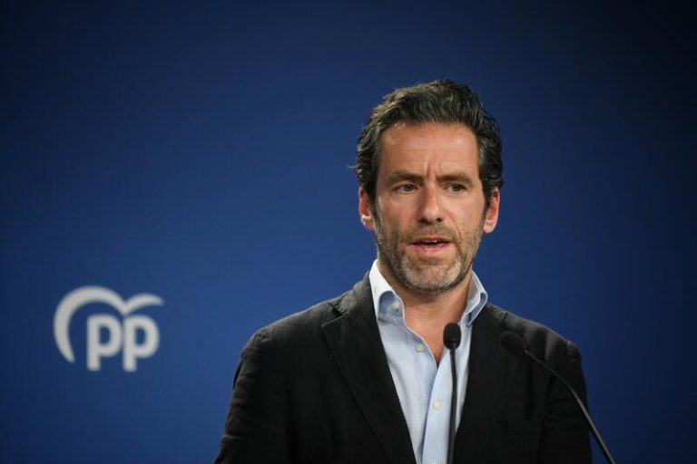 Feijóo lamenta que ningún ministro acompañe al Rey en su viaje por países bálticos