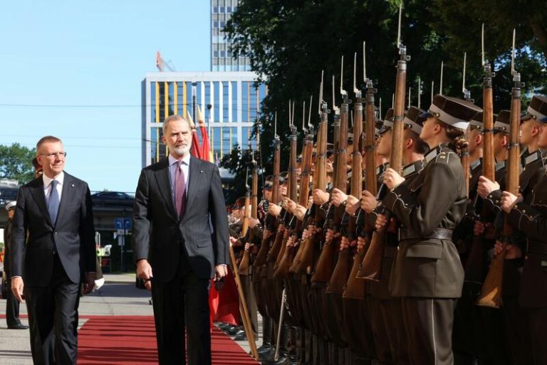 El rey Felipe VI comienza su visita a Letonia con honores militares en Riga