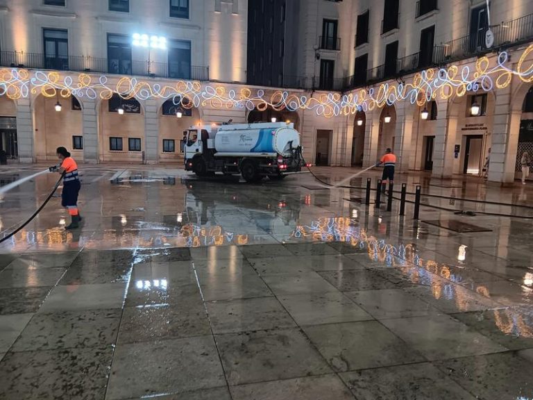 Alicante pasa las 3.200 toneladas de residuos recogidos en la semana de Hogueras