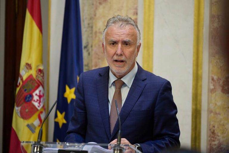 El Gobierno planteará el reparto de menores migrantes en una reunión en Canarias