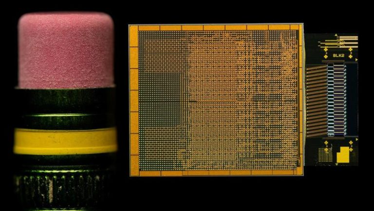 Intel lanza un'chiplet' óptico OCI integrado para una infraestructura de IA escalable