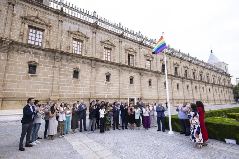 Andalucía reafirma su compromiso por la igualdad y la diversidad con la izada de la bandera arcoíris en el Parlamento