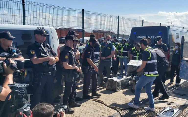 Llegan al puerto de Cádiz los detenidos en el 'narcosubmarino' interceptado en alta mar