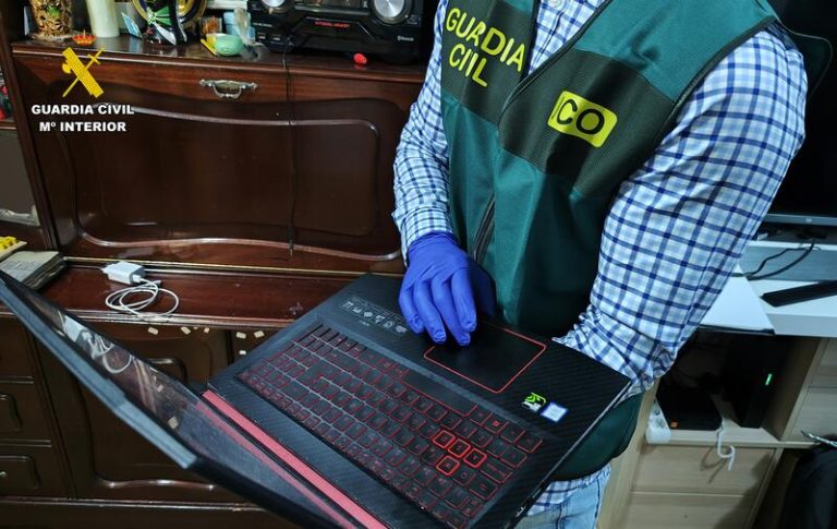 La UCO detiene a dos individuos responsables de cien ciberataques a ITVs y ayuntamientos