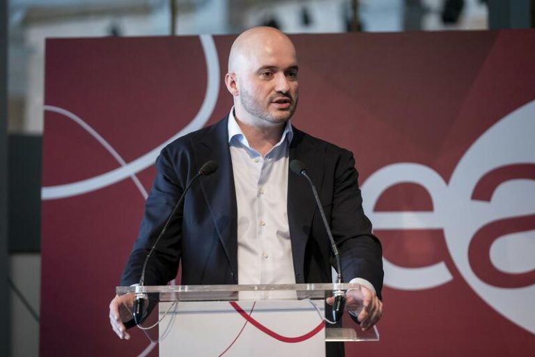 Ceaje trata de ignorante a Yolanda Díaz por la reducción de jornada laboral