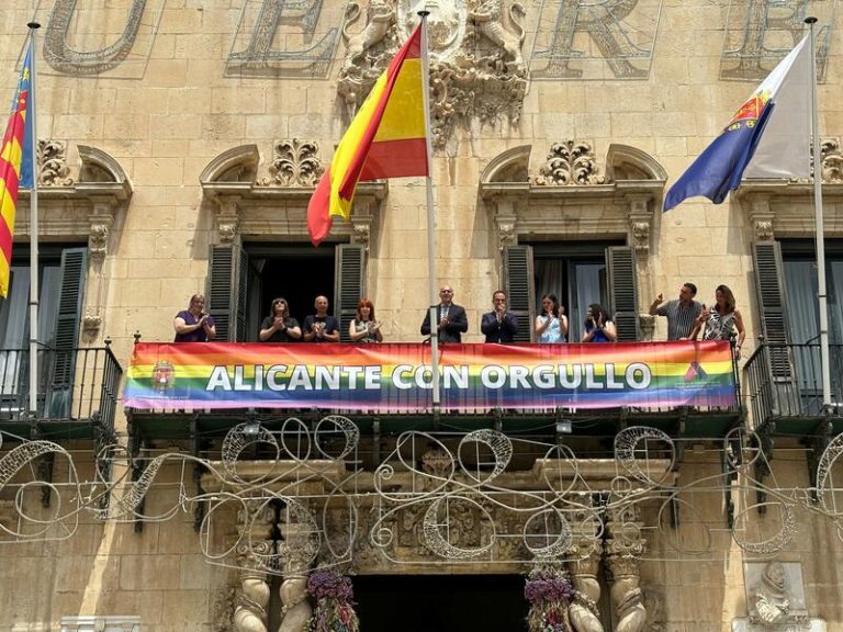 Equipo de gobierno Alicante despliega solo pancarta LGTBI, pero Vox pide retirarla