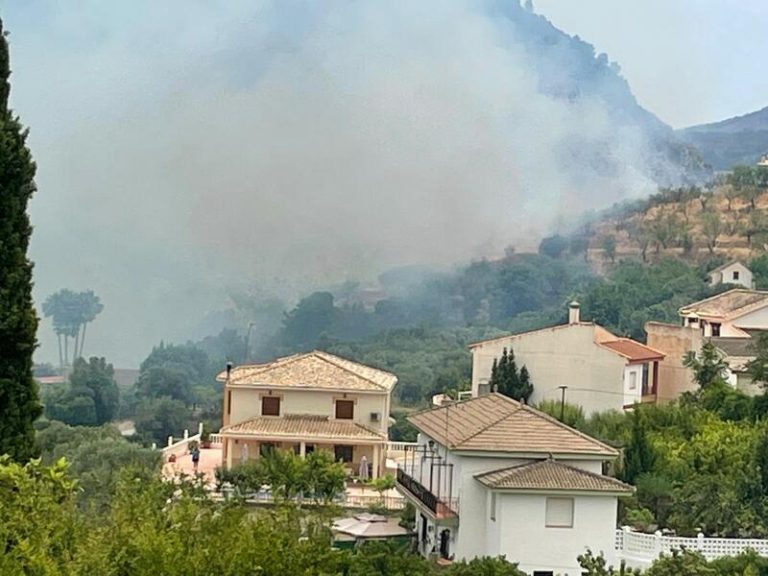 El Infoca despliega medios aéreos y terrestres contra un fuego forestal  en Villamena
