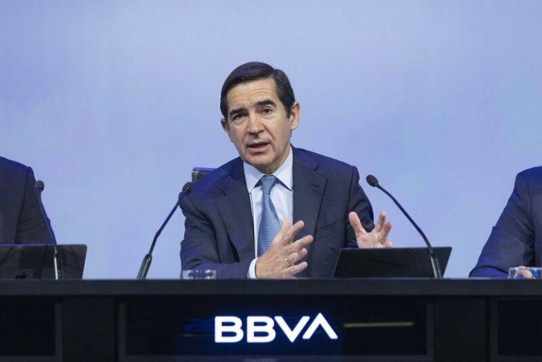 Torres afirma que el mercado valora más la OPA de BBVA que el proyecto de Sabadell en soledad