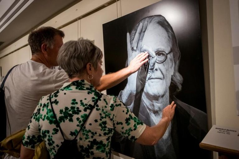 La muestra 'Iguales ante la cámara' de fotógrafos con discapacidad visual llega al Museo Tiflológico de ONCE de Madrid