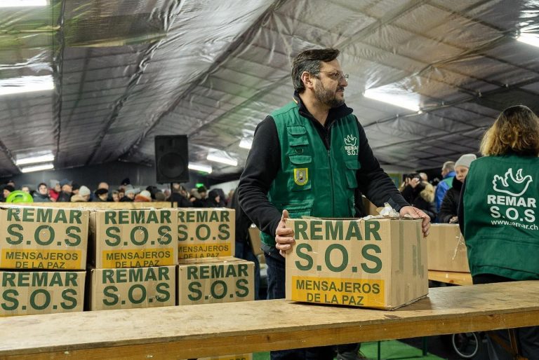 REMAR SOS reparte 3 millones de platos de comida en un mundo en crisis, combatiendo el hambre y la guerra