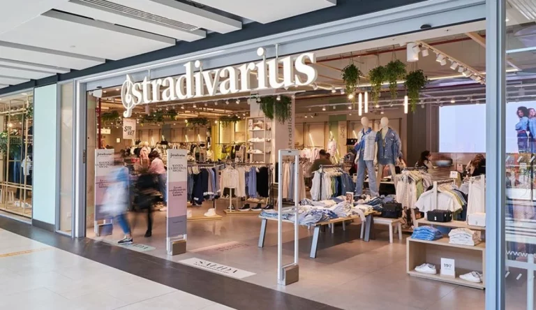 5 blusas de Stradivarius que te dan rollazo y un estilo juvenil e independiente
