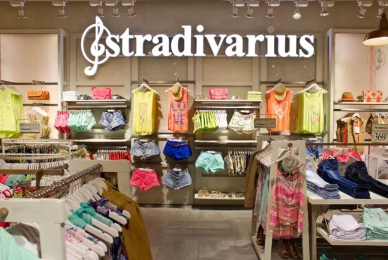 5 vestidos de la nueva colección de Stradivarius para todas: estampados, bordados, de cuello halter…