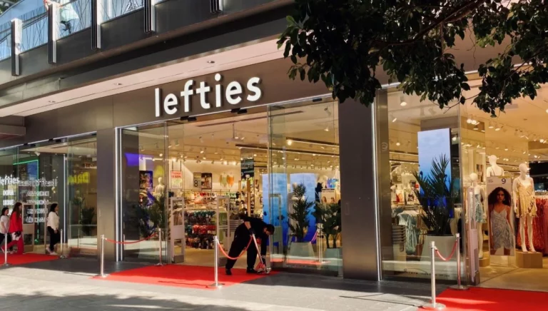 6 vestidos de Lefties para llevar con sandalias y que no se noten los kilos de más