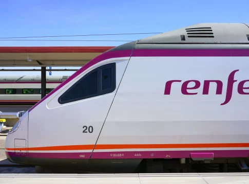 Renfe cambia las indemnizaciones si se retrasa un tren y así te afecta Renfe cambia las indemnizaciones si se retrasa un tren y así te afecta