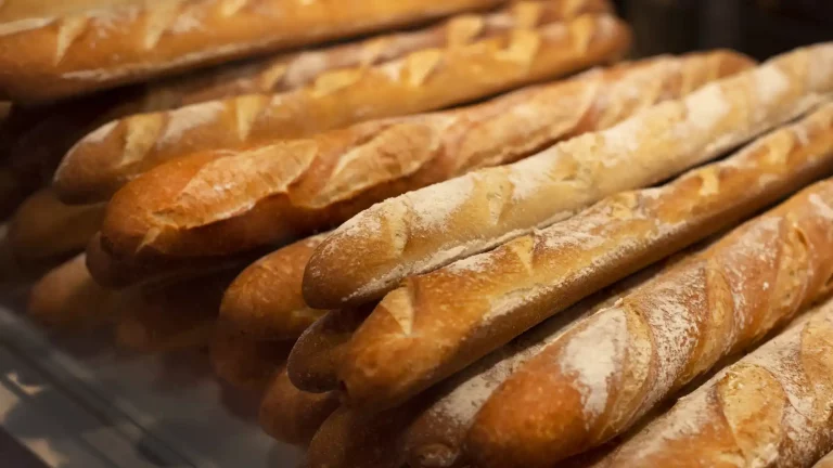Adiós a la bolsa de tela: el truco del panadero mundial para conservar el pan en verano