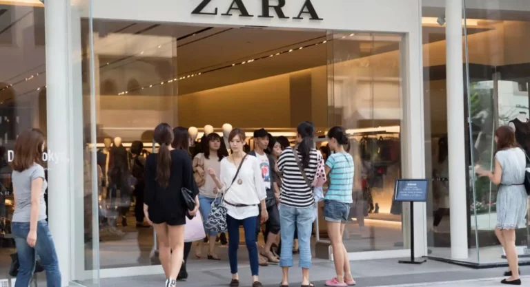 7 preciosos chalecos de Zara para llevar con pantalones claros