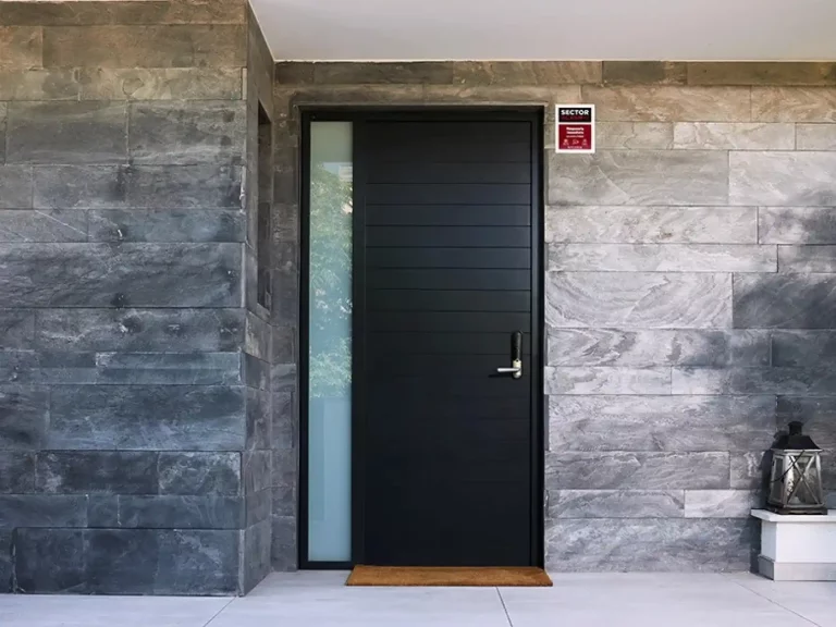 Te va a caer una multa de 600 euros si tienes esta pegatina o cartel al lado de tu casa