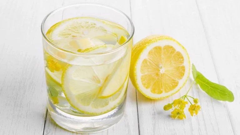 7 mitos de autocuidado que la ciencia desmiente (el agua con limón es el primero)