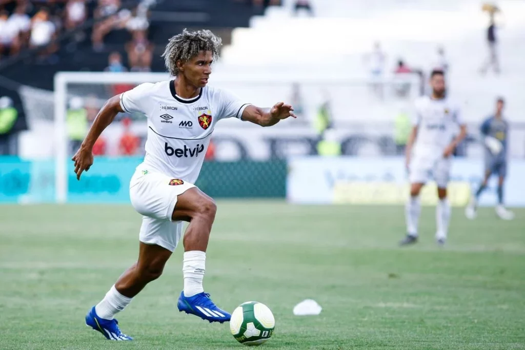 El tapado del Real Madrid para jubilar a Carvajal 14 Ascenso meteórico en Brasil