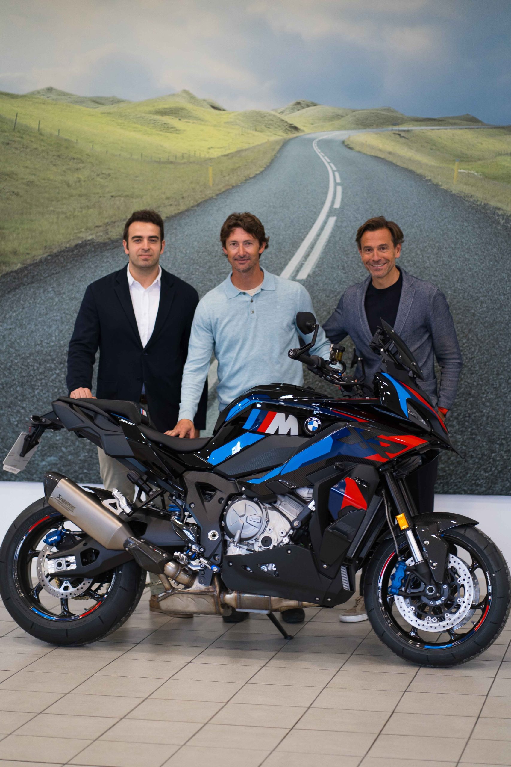 Juan Carlos Ferrero recoge su impresionante BMW M1000 XR en Benigar 1 Juan Carlos Ferrero recoge su impresionante BMW M1000 XR en Benigar