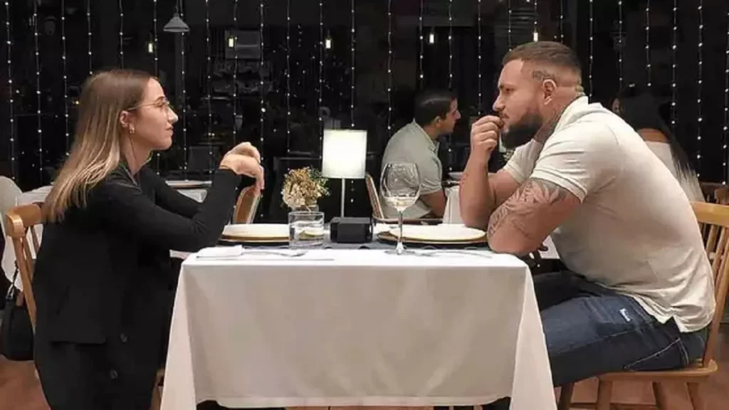 Extraña cita en ‘First Dates’ entre una soltera y un directivo de fútbol que parece de ‘Mortadelo y Filemón’