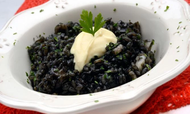 Cocción del arroz y adición de la tinta