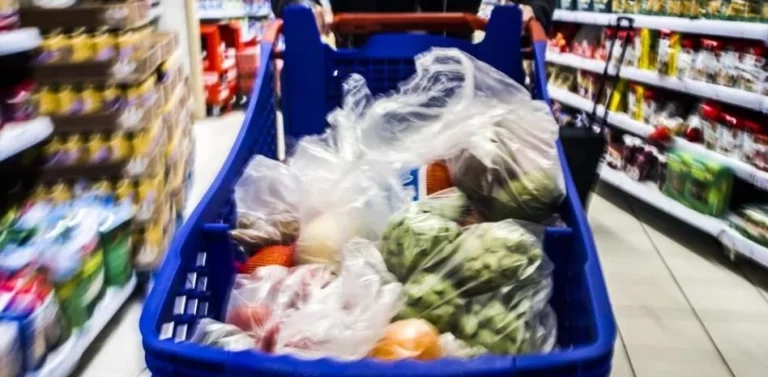 Cómo ahorrar en bolsas de plástico con estos simples trucos