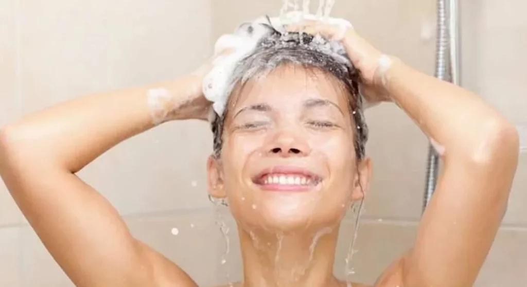 Poner sal en el champú: una curiosa práctica que se hace viral y que te sorprenderá