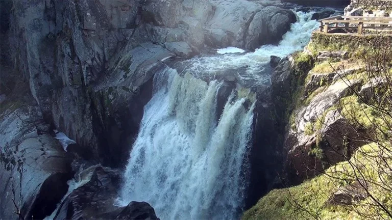 Descubre la magia del Pozo de los Humos: un tesoro natural que debes visitar