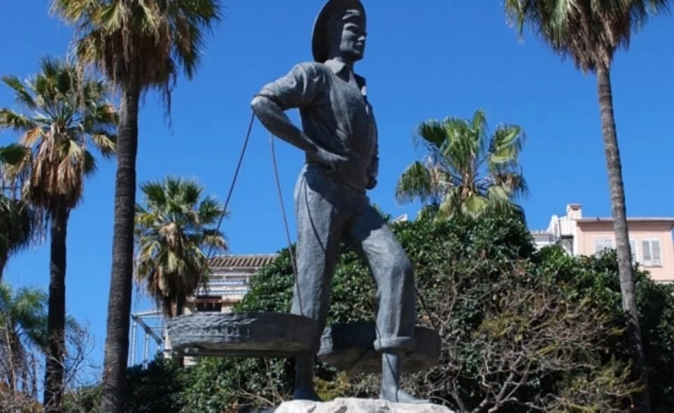 Las 4 curiosidades de Málaga de cara al verano 22 El cenachero y la biznaga: tradiciones malagueñas