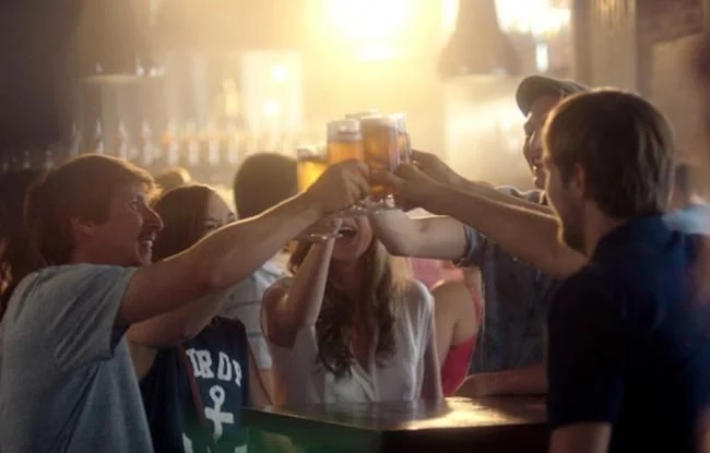 El infalible truco de los bares para que pidas más cerveza