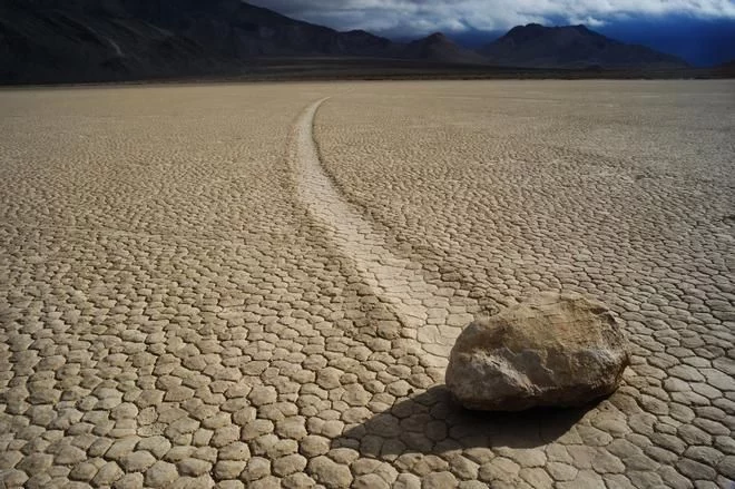 El misterio de las piedras que “caminan” en el Valle de la Muerte
